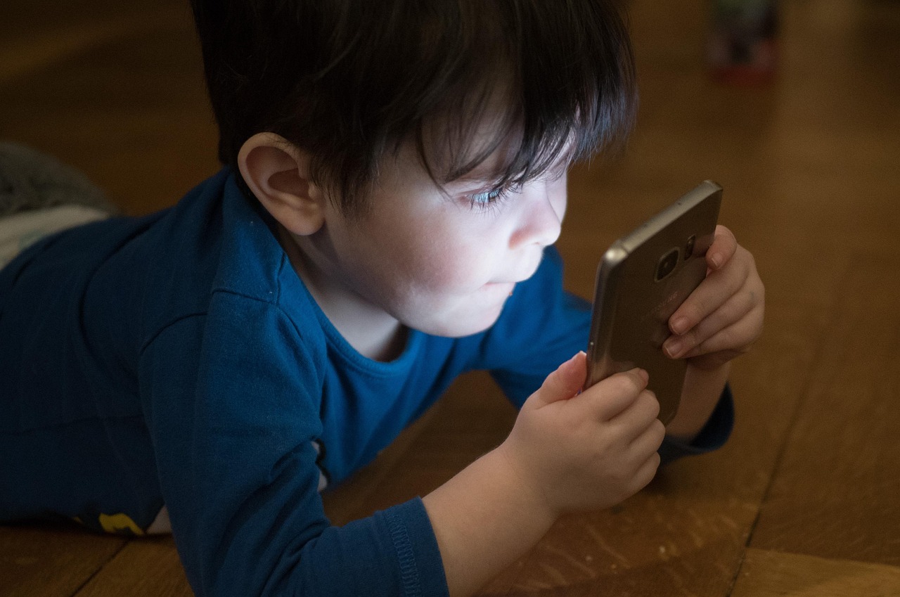 I rischi psicologici degli smartphone precoci nei bambini, nuovo allarme dagli esperti