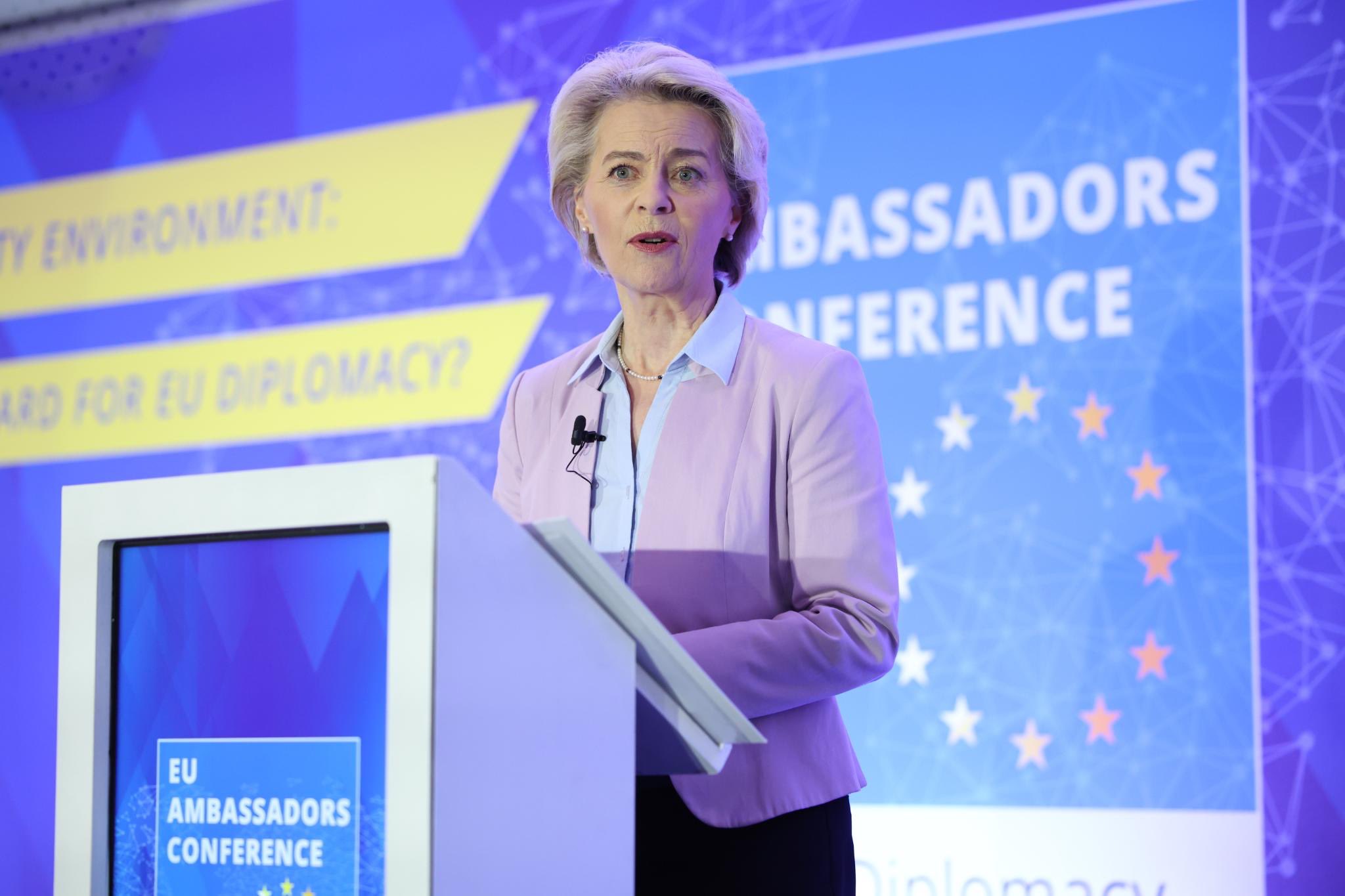 GPS dell’aereo di Von der Leyen in Bulgaria disturbato: sospetti su manovre russe