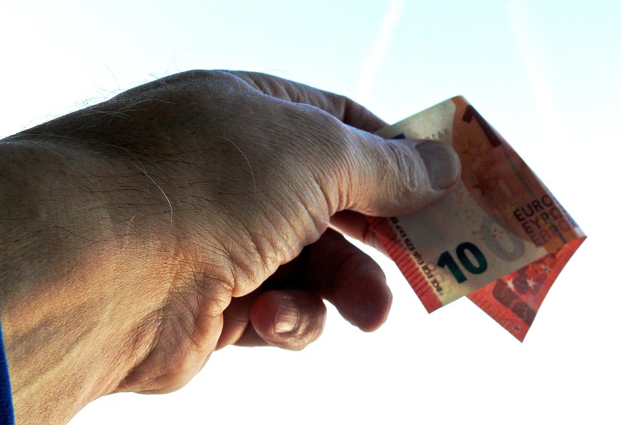 Appello dell’Europa: tenere contanti in casa contro possibili guasti digitali nei pagamenti