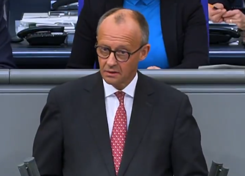 Merz avverte: libertà e pace in Europa sono in pericolo tra tensioni e nuove sfide globali